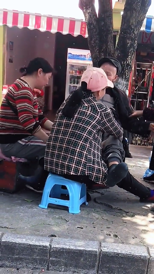 3个女人争相为大爷按摩,大爷淡定闭眼享受,网友:我很想娶她们