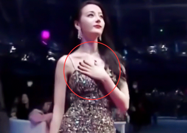 看了迪丽热巴捂胸口，终于知道女明星们有多害怕走光了！