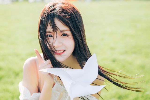 蕾丝裙美少女室外清新写真