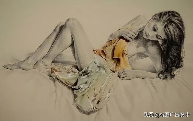 她的木炭粉彩画堪称一绝，性感素描将人体线条展现的性感迷人