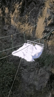 美女在泳池边跳舞，下一秒把我逗笑了，太搞笑了