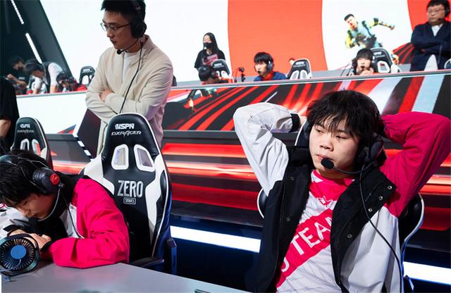 和平精英PEL春决来袭！观赛团呆萌JK装抢眼，COS出镜小白袜绝了