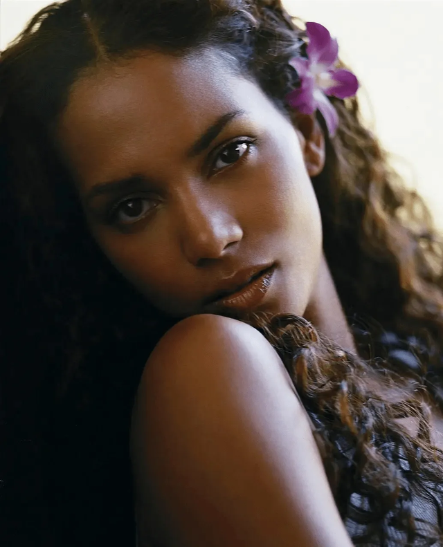 令人惊艳的黑珍珠：伊曼和丈夫甜蜜恩爱24年，哈莉·贝瑞离过3次婚