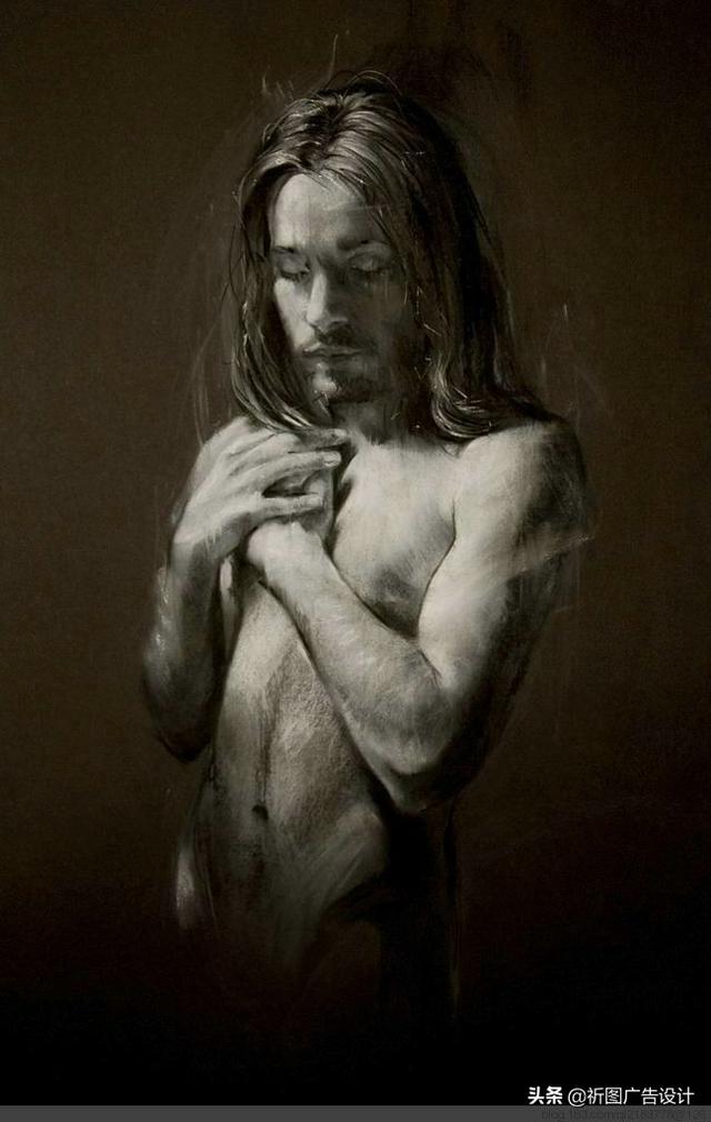 她的木炭粉彩画堪称一绝，性感素描将人体线条展现的性感迷人