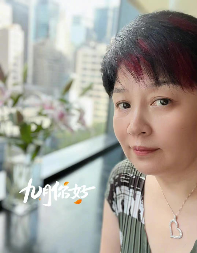 20岁法图麦晒性感美照！秀蛮腰美艳高挑神似爸，或美国出道当演员