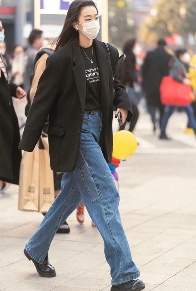 成都不愧是“美女之都”：满街长裤+运动鞋，短裙配长靴回头率高