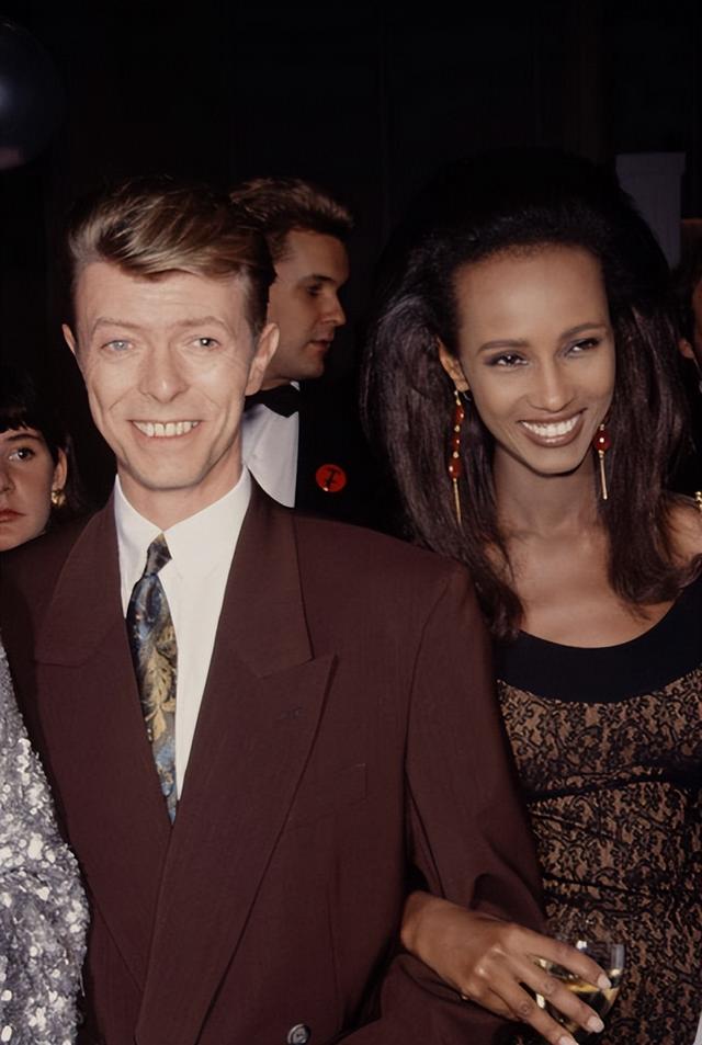 令人惊艳的黑珍珠：伊曼和丈夫甜蜜恩爱24年，哈莉·贝瑞离过3次婚