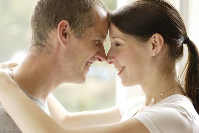 老板爱上女服务员，生儿子后给买2套房，男子病危却不管不顾