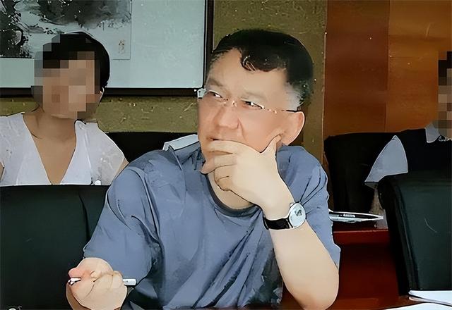 “耳光局长”程瀚,强行霸占多名女警做情妇,当众扇掉副局长牙齿