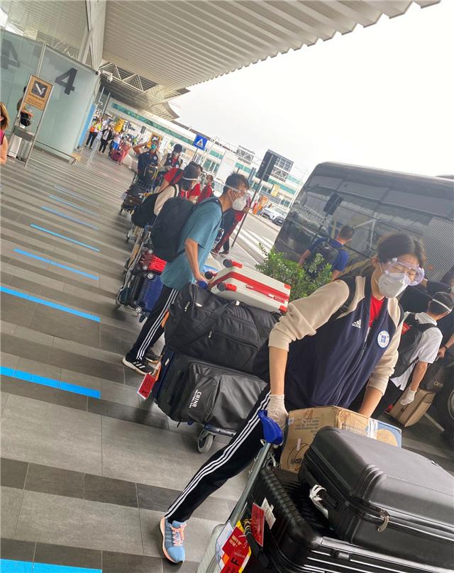 张常宁晒女生宿舍!自拍臭美又漂亮了,女排腿太长,外国大叔看懵