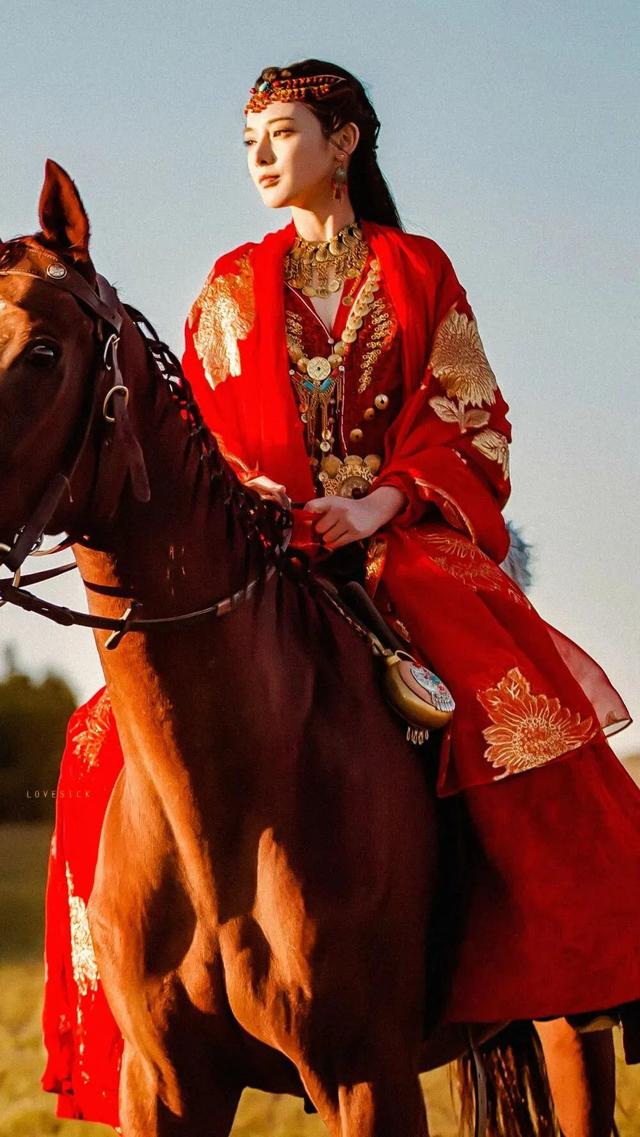 16位女明星骑马大PK！小枫唯美、刘涛好酷、左大玢最让人意外