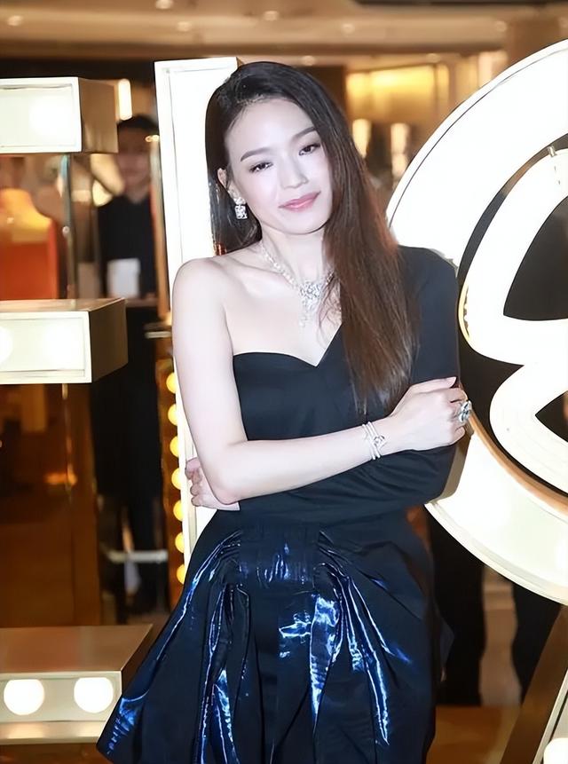 肩带崩断、裙下走光，7位女星走红毯的社死瞬间，画面太尴尬了