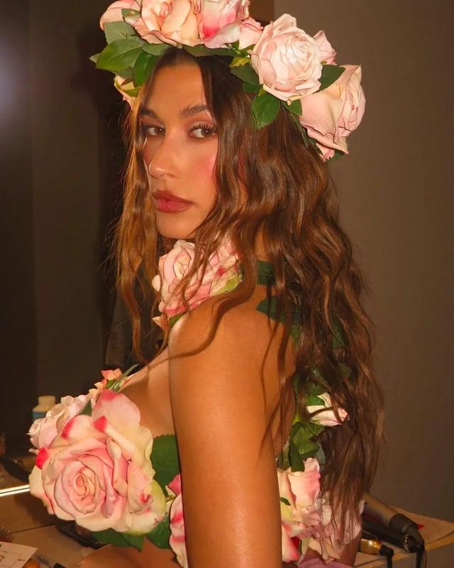 海莉花仙子造型曝光，穿抹胸和短裙大秀身材，马甲线腹肌太抢镜