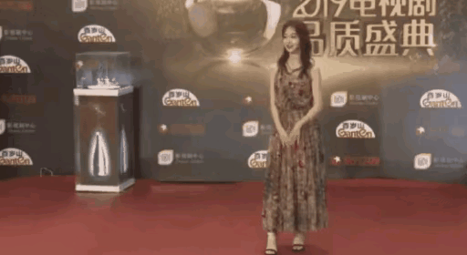 肩带崩断、裙下走光，7位女星走红毯的社死瞬间，画面太尴尬了