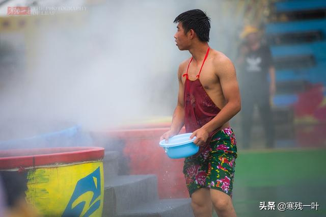 泼水节狂欢,这位大爷好潮,拿个水枪专喷女孩子