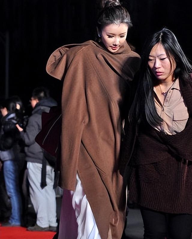 肩带崩断、裙下走光，7位女星走红毯的社死瞬间，画面太尴尬了