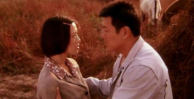 苦命女人年轻丧夫,因长得漂亮被三个男人看上,却选了个穷小子