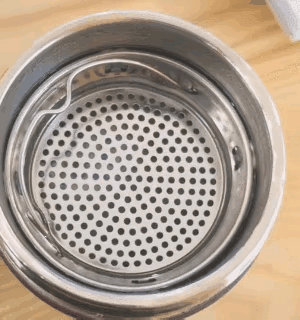 美女在泳池边跳舞，下一秒把我逗笑了，太搞笑了