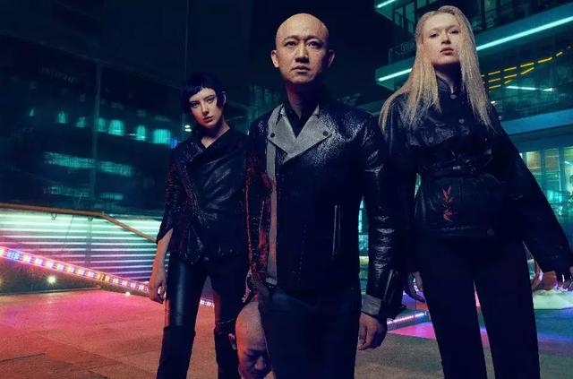 把头别在裤腰下广州，博洛尼蔡明要干啥？