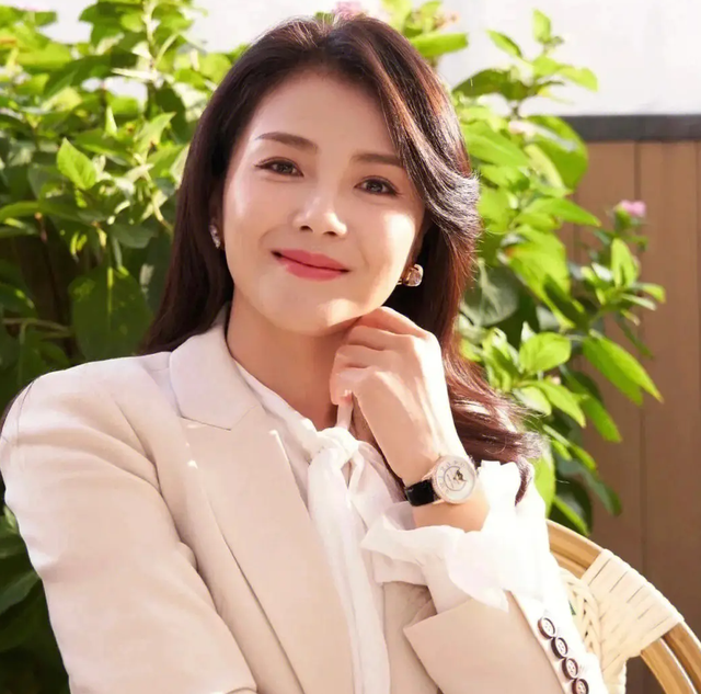 肩带崩断、裙下走光，7位女星走红毯的社死瞬间，画面太尴尬了