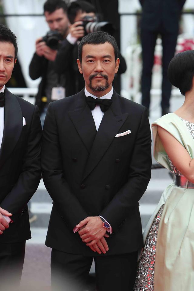 关晓彤薄荷绿礼服裙获赞，胡歌红毯上的“眨眼杀”好迷人！