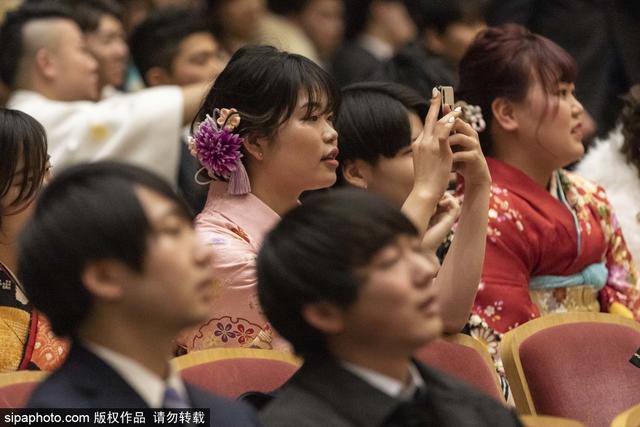 笑靥如花！日本明治神宫举行成人礼 年轻女孩身穿和服拍照