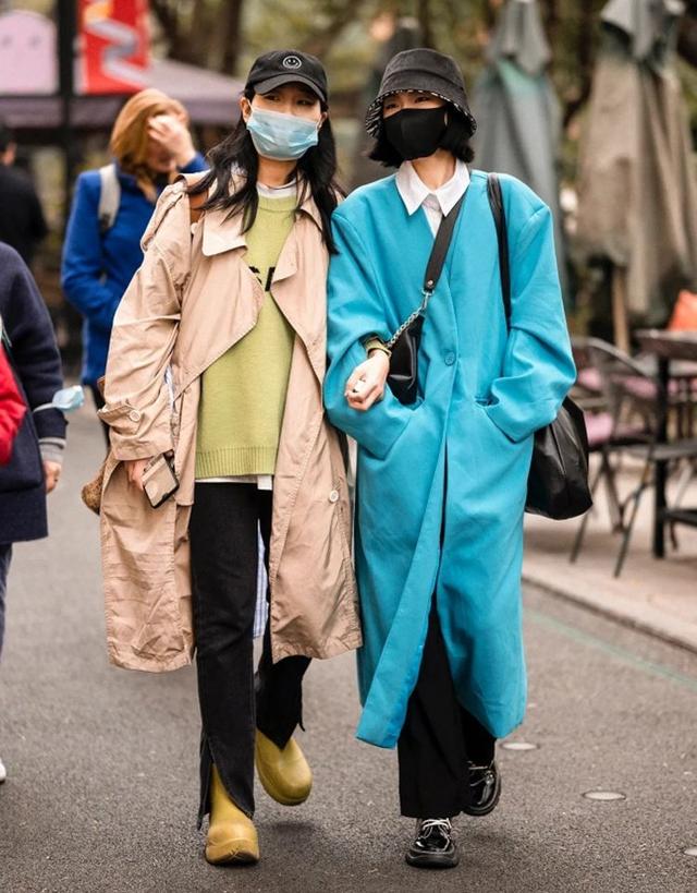 成都不愧是“美女之都”：满街长裤+运动鞋，短裙配长靴回头率高