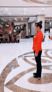 美女在泳池边跳舞，下一秒把我逗笑了，太搞笑了