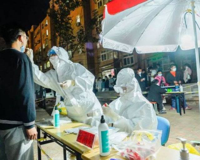 青岛核酸检测现场，小女孩和小男孩的举动温暖无数人……