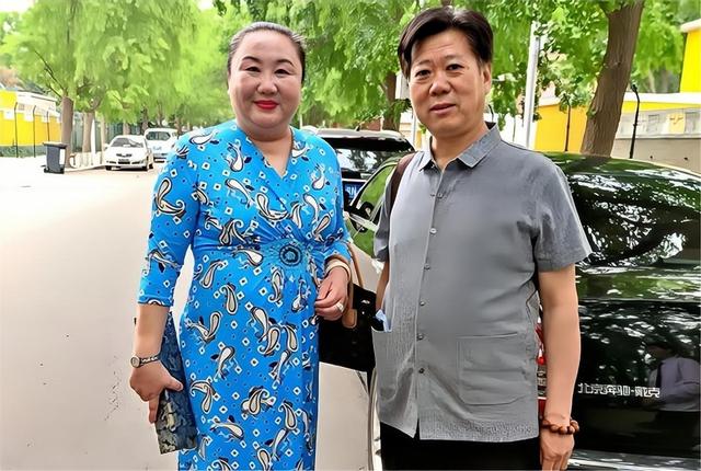 “男士见我，要亲吻我的右脚。”北京女孩王维丽成非洲女王，牛！