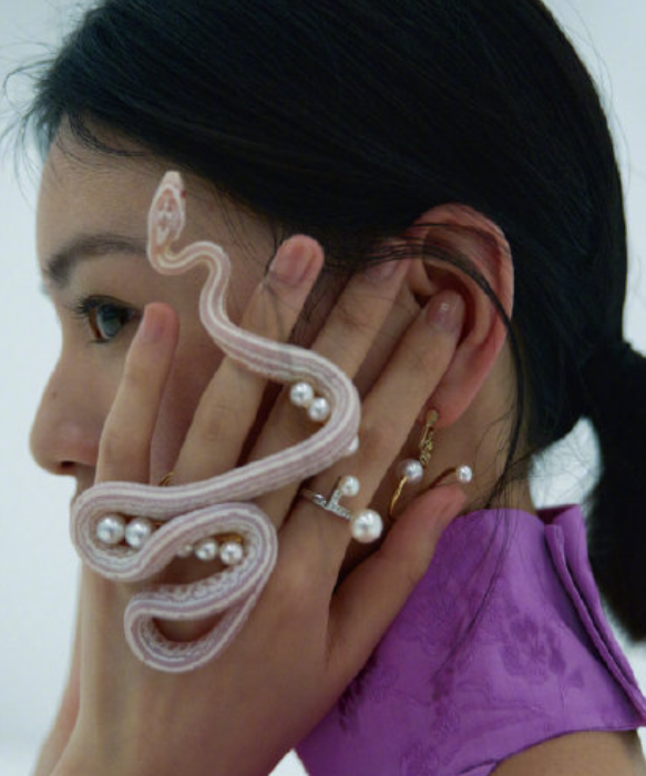 22岁邱天拍写真好大胆!趴在地上脚缠了条蛇,网友:美女不害怕吗