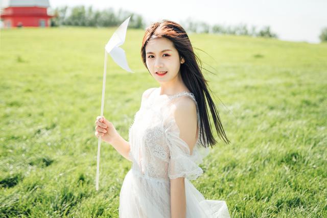 蕾丝裙美少女室外清新写真