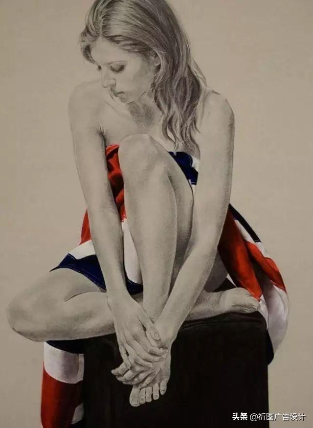 她的木炭粉彩画堪称一绝，性感素描将人体线条展现的性感迷人
