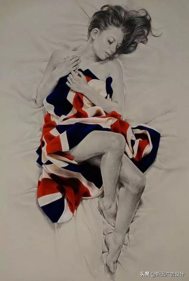 她的木炭粉彩画堪称一绝，性感素描将人体线条展现的性感迷人