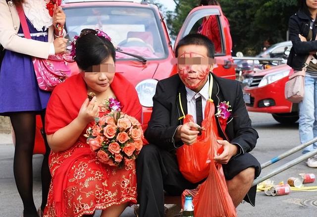 大喜之日,新娘被多名男子强吻拍臀部事件,揭开了婚闹背后的阴暗