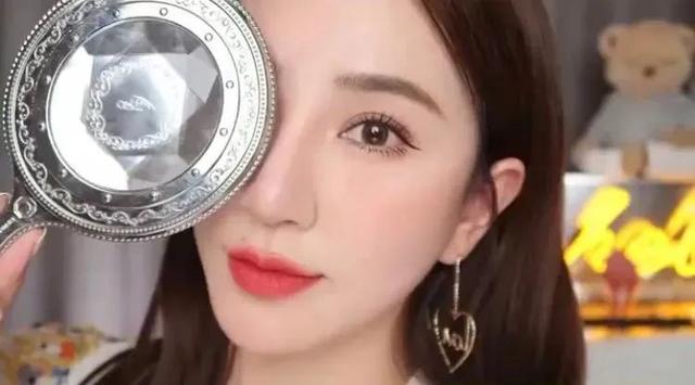 看完女明星的自拍，我发现这几年睫毛白刷了