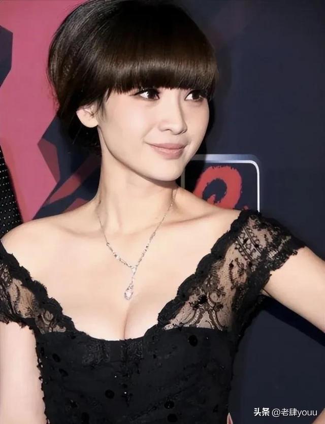 “性感女神”柳岩，魔鬼身材，回眸一笑百媚生，不愧是丰腴女神！