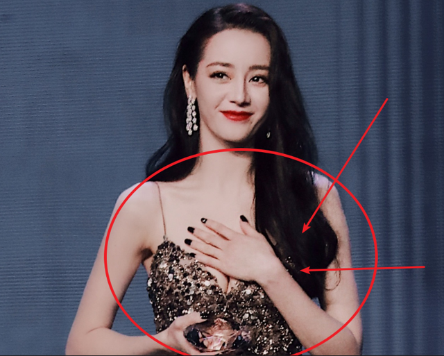 看了迪丽热巴捂胸口，终于知道女明星们有多害怕走光了！