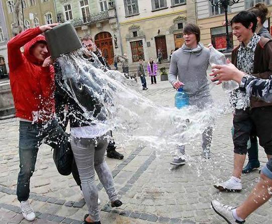 乌克兰美女愁嫁，泼水节上大尺度湿身，性感身材完全暴露