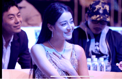 看了迪丽热巴捂胸口，终于知道女明星们有多害怕走光了！