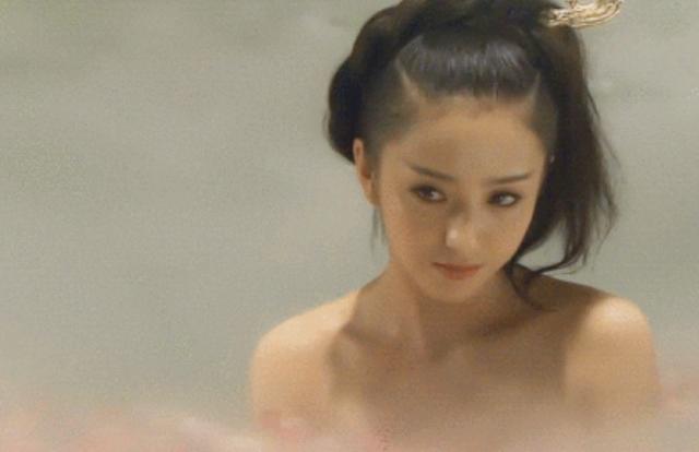 “美人出浴”别尬演，有人一眼万年，有人我想把她按回水里