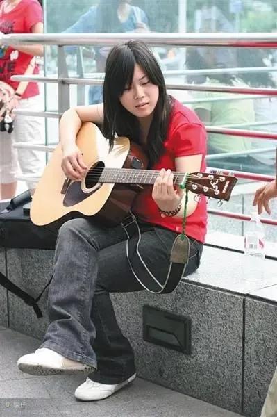 “西单女孩”：14岁辍学卖唱，20岁爆红上春晚，现人生状况怎样？