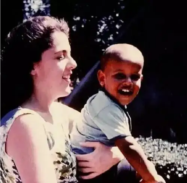 2008年,河南女孩刘雪华不顾反对嫁黑人,婚后得知他是奥巴马弟弟