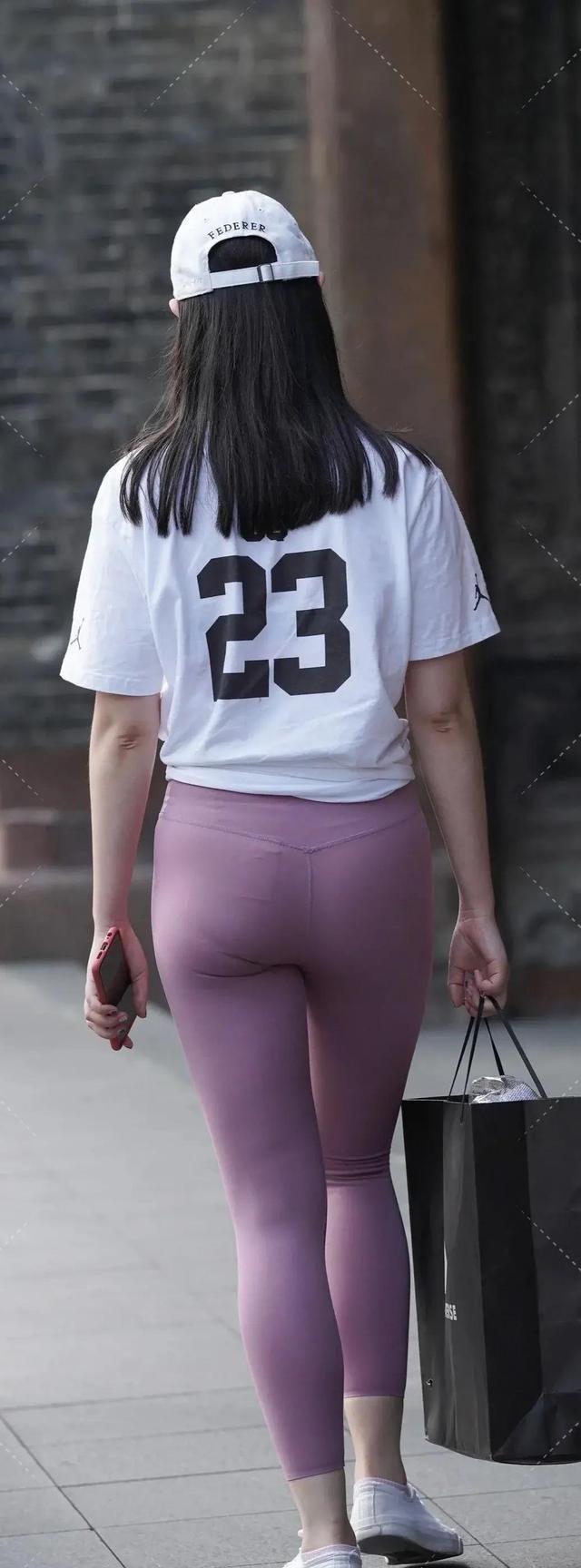 柳腰细腿的打底裤美女，值得借鉴和尝试，破洞款式