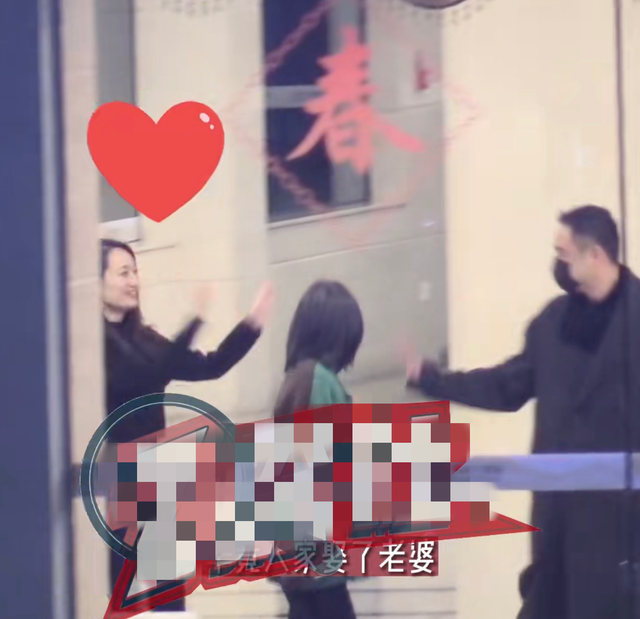 明道夜会两女疑婚内出轨！与高挑美女亲热挽手，发现被拍慌乱甩开