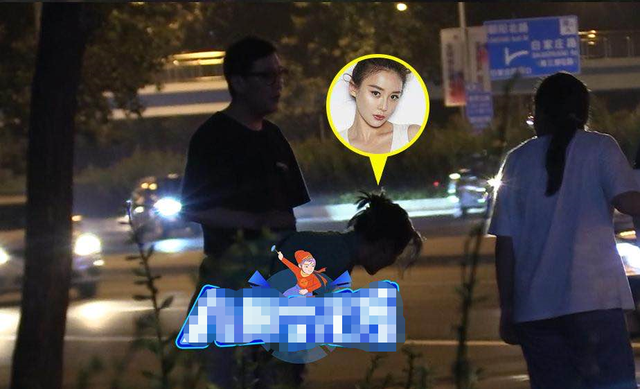袁姗姗深夜醉酒糗态百出，走路不稳靠异性搀扶，不顾形象路边狂吐