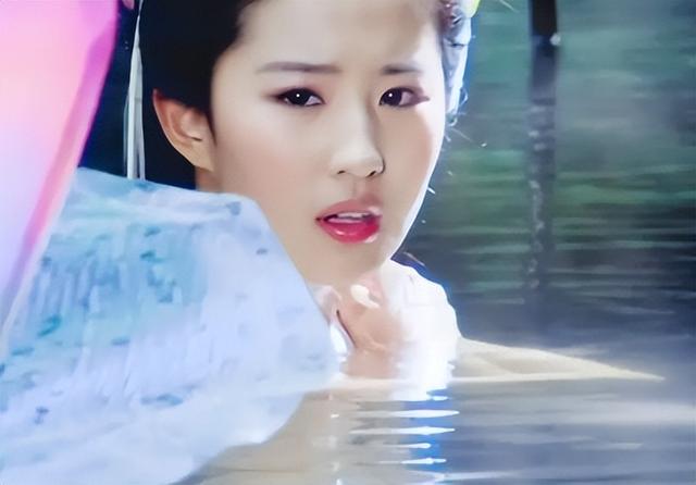 “美人出浴”别尬演，有人一眼万年，有人我想把她按回水里