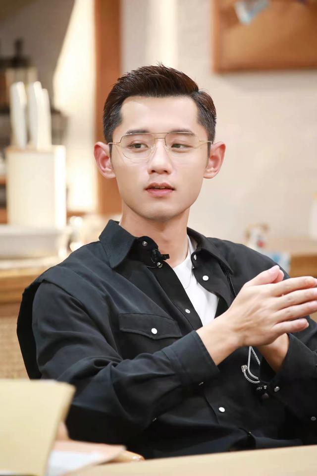 张继科疑恋情曝光!与美女三亚共度三天三夜,女方长腿吸睛颜值高