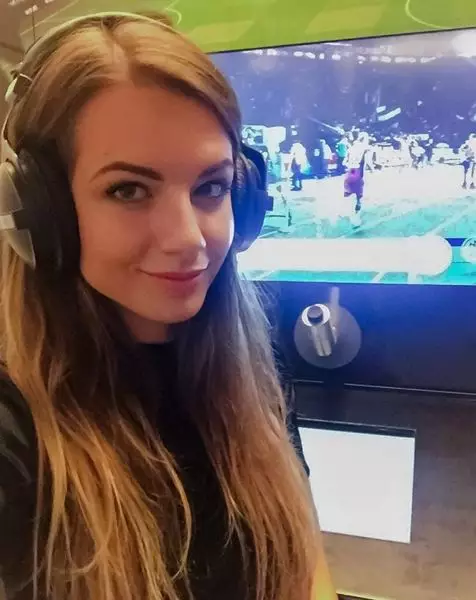 21岁的全球最性感女裁判，用美貌与情商征服球员