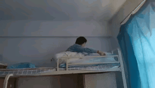 美女在泳池边跳舞，下一秒把我逗笑了，太搞笑了